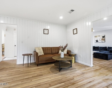 600 N Edgemere Drive - Photo Thumbnail 16