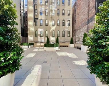 East 71st Street - Photo Thumbnail 5