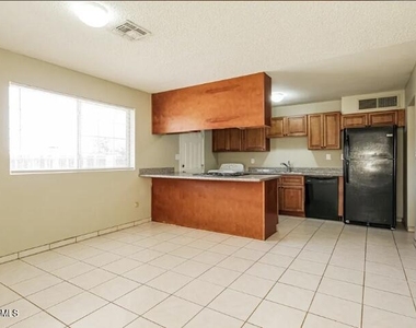 3808 W Glendale Avenue - Photo Thumbnail 5