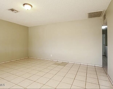 3808 W Glendale Avenue - Photo Thumbnail 4