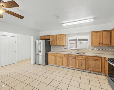 6944 W Solano Drive N - Photo Thumbnail 12
