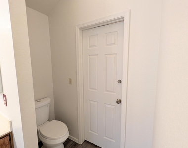 2325 E Lakecrest Drive - Photo Thumbnail 20