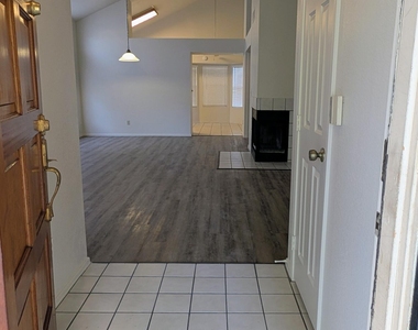 2325 E Lakecrest Drive - Photo Thumbnail 3