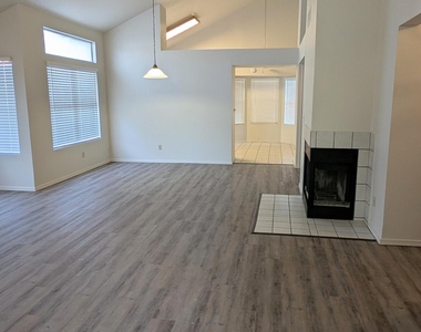 2325 E Lakecrest Drive - Photo Thumbnail 1