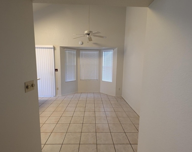 2325 E Lakecrest Drive - Photo Thumbnail 4