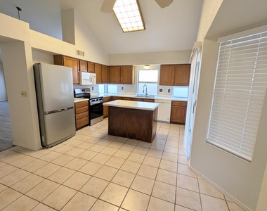 2325 E Lakecrest Drive - Photo Thumbnail 5