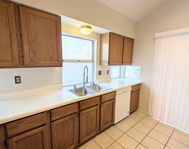 2325 E Lakecrest Drive - Photo Thumbnail 6