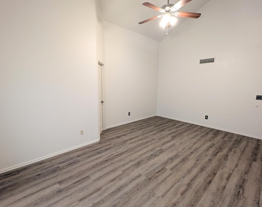 2325 E Lakecrest Drive - Photo Thumbnail 14
