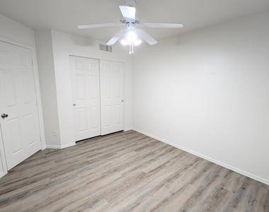 2325 E Lakecrest Drive - Photo Thumbnail 12