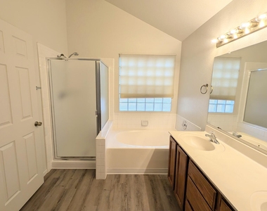 2325 E Lakecrest Drive - Photo Thumbnail 16