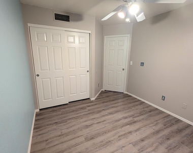 2325 E Lakecrest Drive - Photo Thumbnail 10