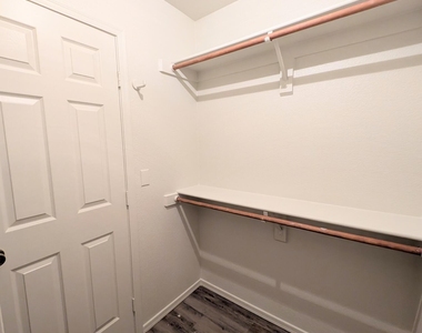 2325 E Lakecrest Drive - Photo Thumbnail 18