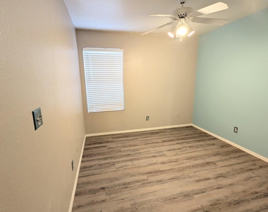 2325 E Lakecrest Drive - Photo Thumbnail 11