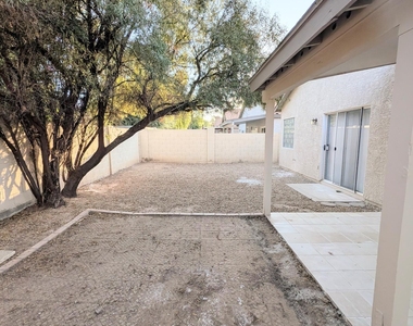 2325 E Lakecrest Drive - Photo Thumbnail 26