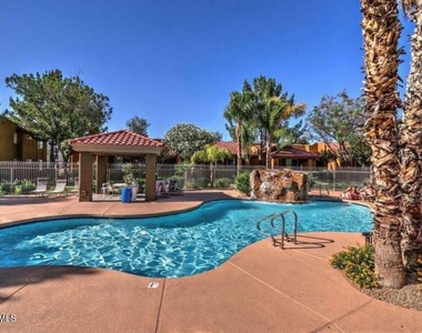 2929 W Yorkshire Drive - Photo Thumbnail 40