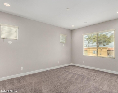 1099 N 70th Way - Photo Thumbnail 8