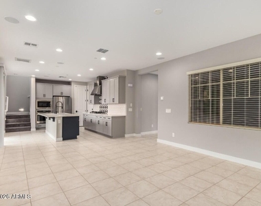 1099 N 70th Way - Photo Thumbnail 15