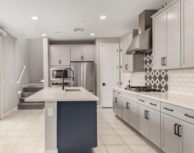 1099 N 70th Way - Photo Thumbnail 14
