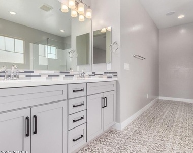 1099 N 70th Way - Photo Thumbnail 4