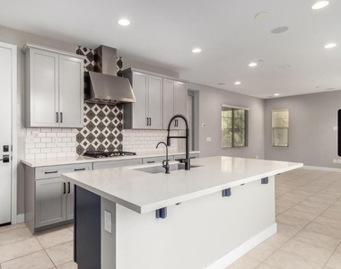 1099 N 70th Way - Photo Thumbnail 12