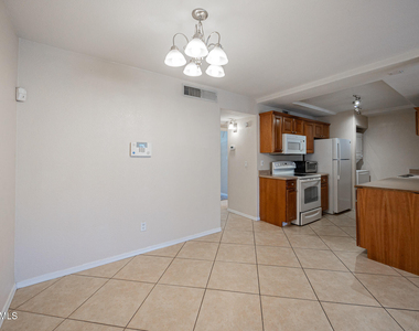 2121 W Royal Palm Road - Photo Thumbnail 5