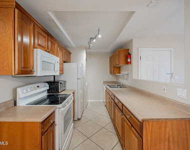 2121 W Royal Palm Road - Photo Thumbnail 8