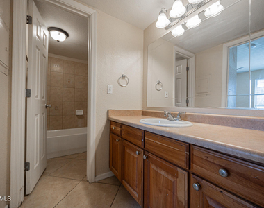 2121 W Royal Palm Road - Photo Thumbnail 12