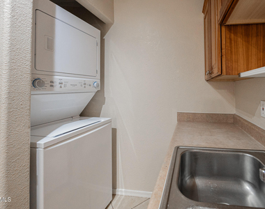 2121 W Royal Palm Road - Photo Thumbnail 17