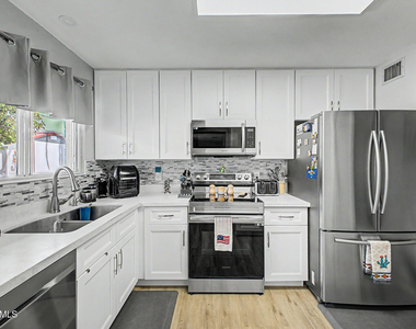410 N 56th Place - Photo Thumbnail 11