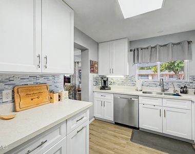 410 N 56th Place - Photo Thumbnail 13