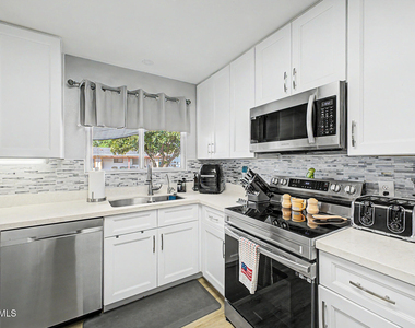 410 N 56th Place - Photo Thumbnail 12