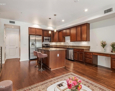525 W Lakeside Drive - Photo Thumbnail 1
