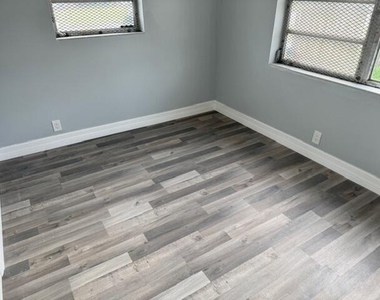 1015 Avenue I - Photo Thumbnail 14