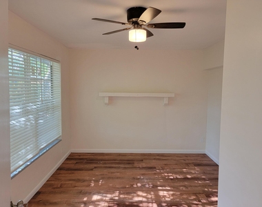 550 Sw 38th Terrace - Photo Thumbnail 3