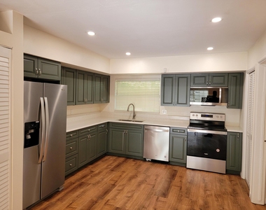 550 Sw 38th Terrace - Photo Thumbnail 2