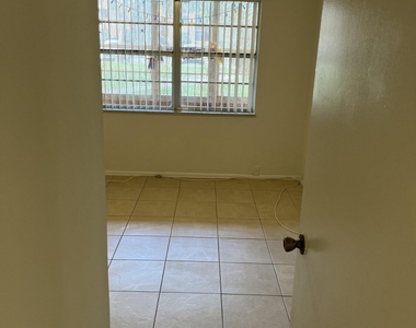 4304 Nw 9th Avenue - Photo Thumbnail 4