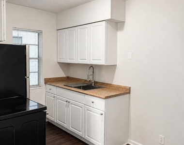 1450 Sw 8th Court - Photo Thumbnail 2