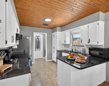 2317 Kerry Lane - Photo Thumbnail 8