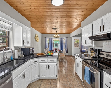 2317 Kerry Lane - Photo Thumbnail 11