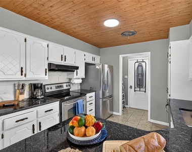 2317 Kerry Lane - Photo Thumbnail 9