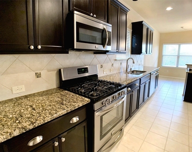 9828 Moccasin Creek Lane - Photo Thumbnail 10