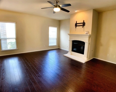 9828 Moccasin Creek Lane - Photo Thumbnail 5