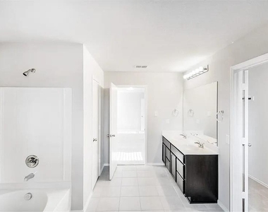 926 Hurstwood Drive - Photo Thumbnail 7