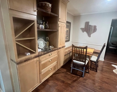 1526 Rosewood Drive - Photo Thumbnail 10