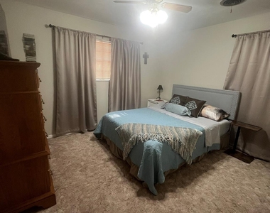 1526 Rosewood Drive - Photo Thumbnail 7