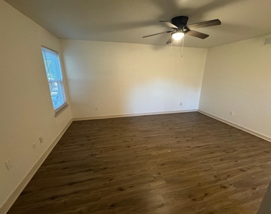 7300 Comanche Trail - Photo Thumbnail 5