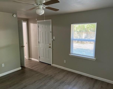 1513 Panhandle Street - Photo Thumbnail 2