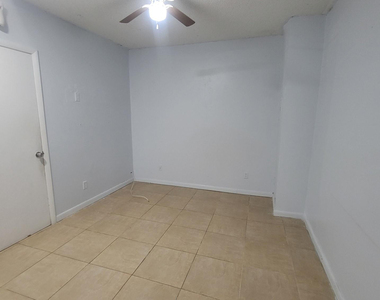 9520 W Daffodil Lane - Photo Thumbnail 17