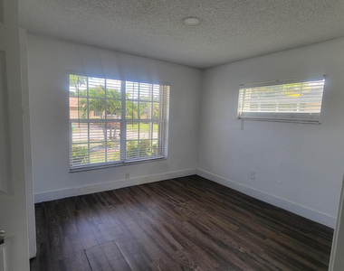 9520 W Daffodil Lane - Photo Thumbnail 4