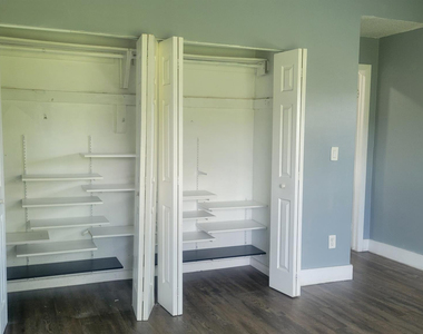 9520 W Daffodil Lane - Photo Thumbnail 15